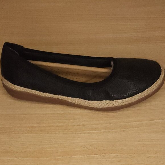 Clarks Elaina Black Slip On Shoes 8 1/2 - Picture 1 of 8
